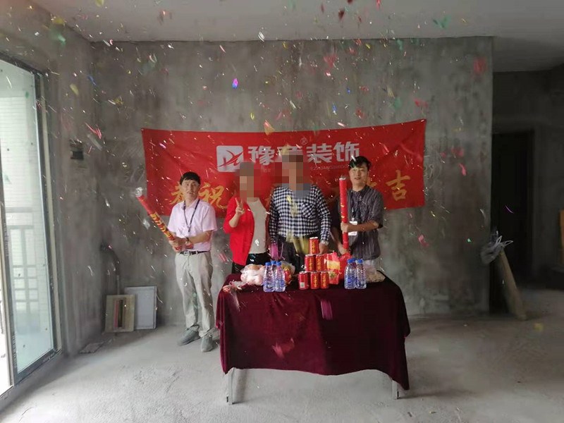 恭祝龍華云錦徐總愛家開工大吉??！