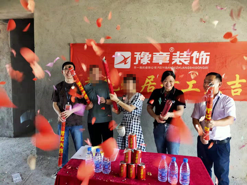 恭祝翠湖小區(qū)吳女士愛家開工大吉??！
