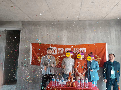恭祝翠湖賀女士愛家開工大吉??！